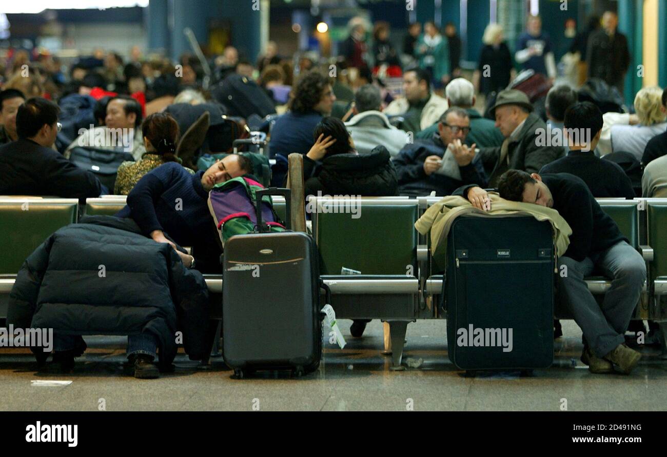 задержка рейса табло. рейсы домодедово. задержка вылета рейса. задержка вылета рейса. задержка рейса в аэропорту.