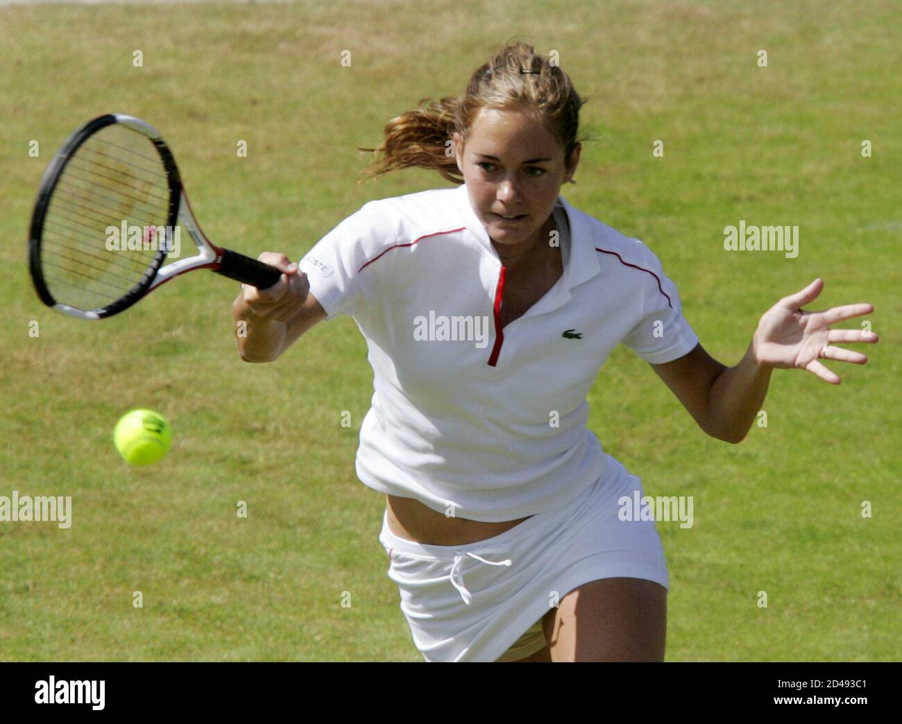 impliceren salade Kanon CZECH KOUKALOVA HITS FOREHAND TO FRENCH PIERCE DURING WOMEN'S FINAL OF  ORDINA OPEN TENNIS CHAMPIONSHIPS IN DEN BOSCH. Klara Koukalova of Czech  Republic hits a forehand to Mary Pierce of France during