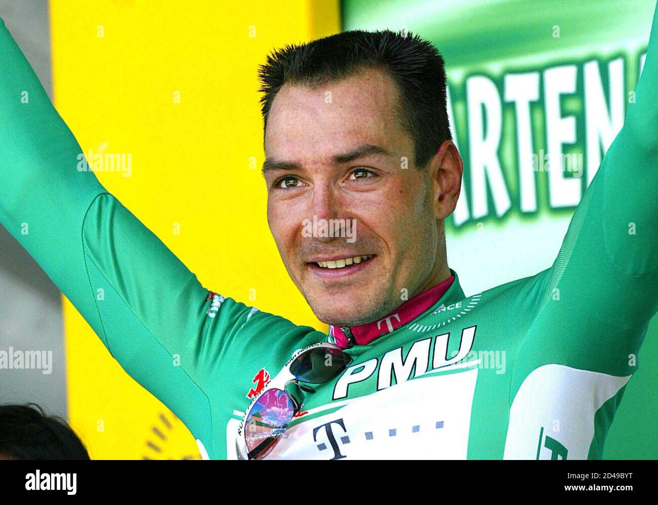 Beschuldigingen beroerte zonsondergang Deutsche Telekom team rider Erik Zabel of Germany celebrates his green best sprinter jersey on the podium of the 192.5km first stage of the 89th Tour de France cycling race in Luxembourg Beschuldigingen beroerte zonsondergang Deutsche Telekom team rider Erik Zabel of Germany celebrates his green best sprinter jersey on the podium of the 192.5km first stage of the 89th Tour de France cycling race in Luxembourg