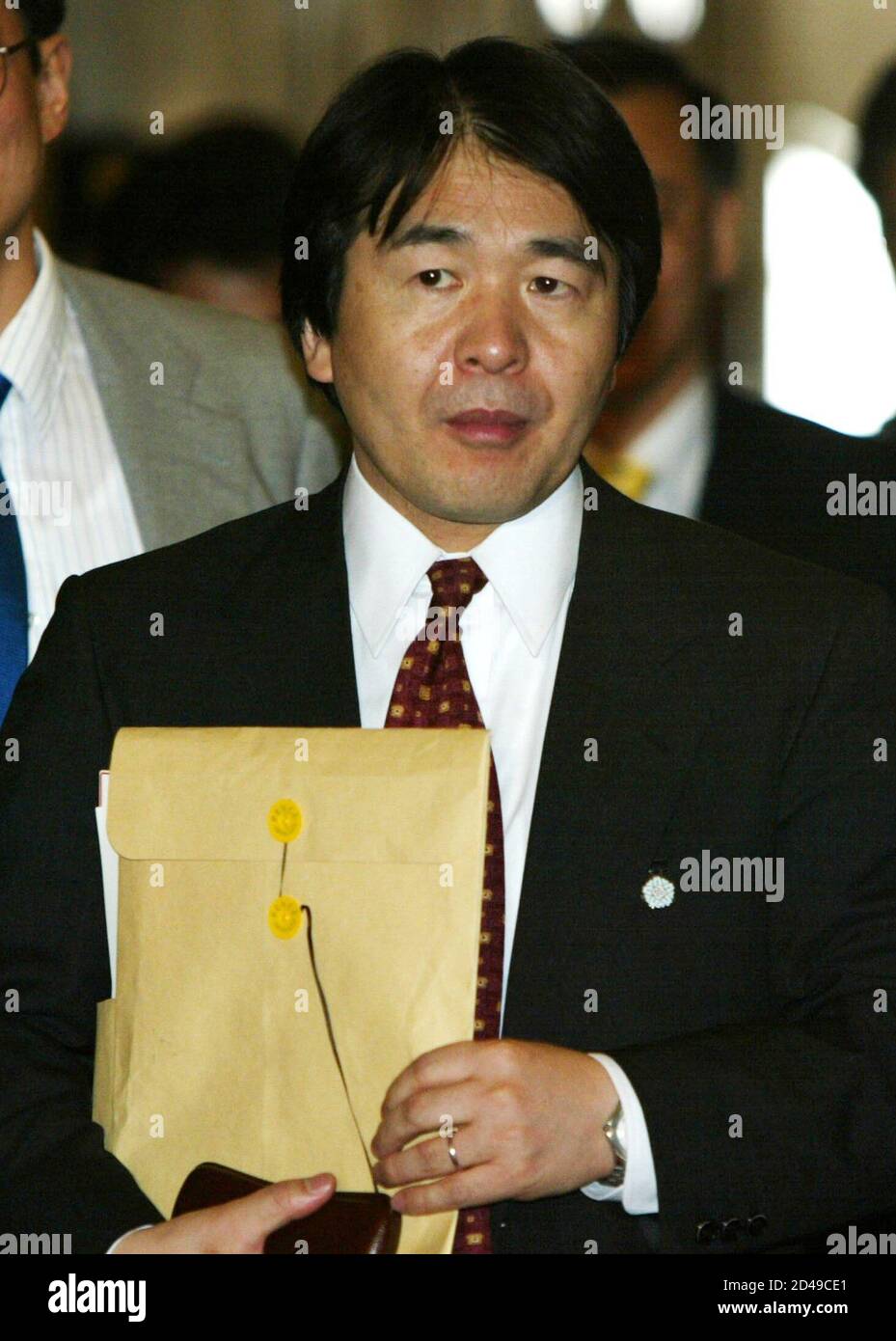 Japanese Financial Services Minister Heizo Takenaka enters parliament in Tokyo October 23, 2002. Japan's opposition parties will submit a no-confidence motion against chief banking regulator Heizo Takenaka on Tursday, oppostion party sources said. REUTERS/Kimimasa Mayama  TA/DL Stock Photo