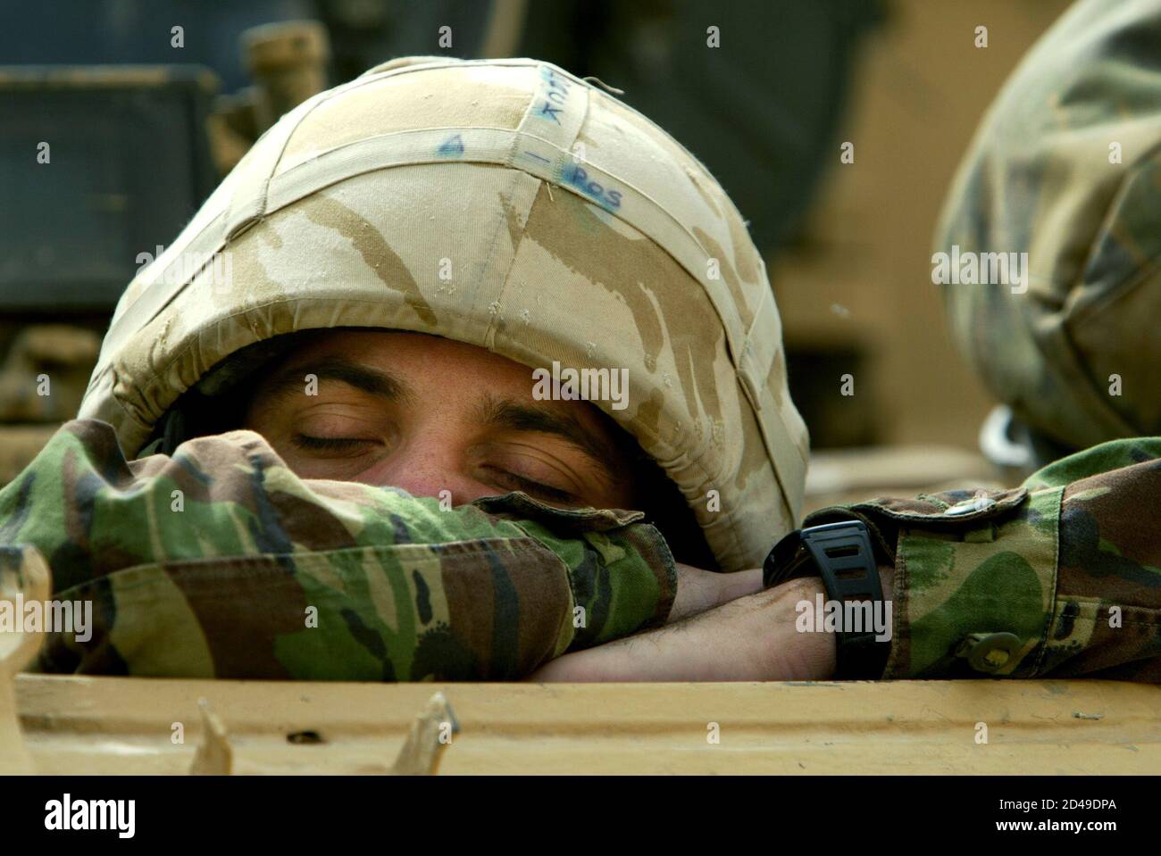 A British Army soldier of the "Desert Rats" 7 Armoured Brigade catches some  sleep in the demilitarised zone straddling the Iraq-Kuwait border March 21,  2003. REUTERS/Jerry Lampen PP03030040 / PP03030041 Stock Photo - Alamy