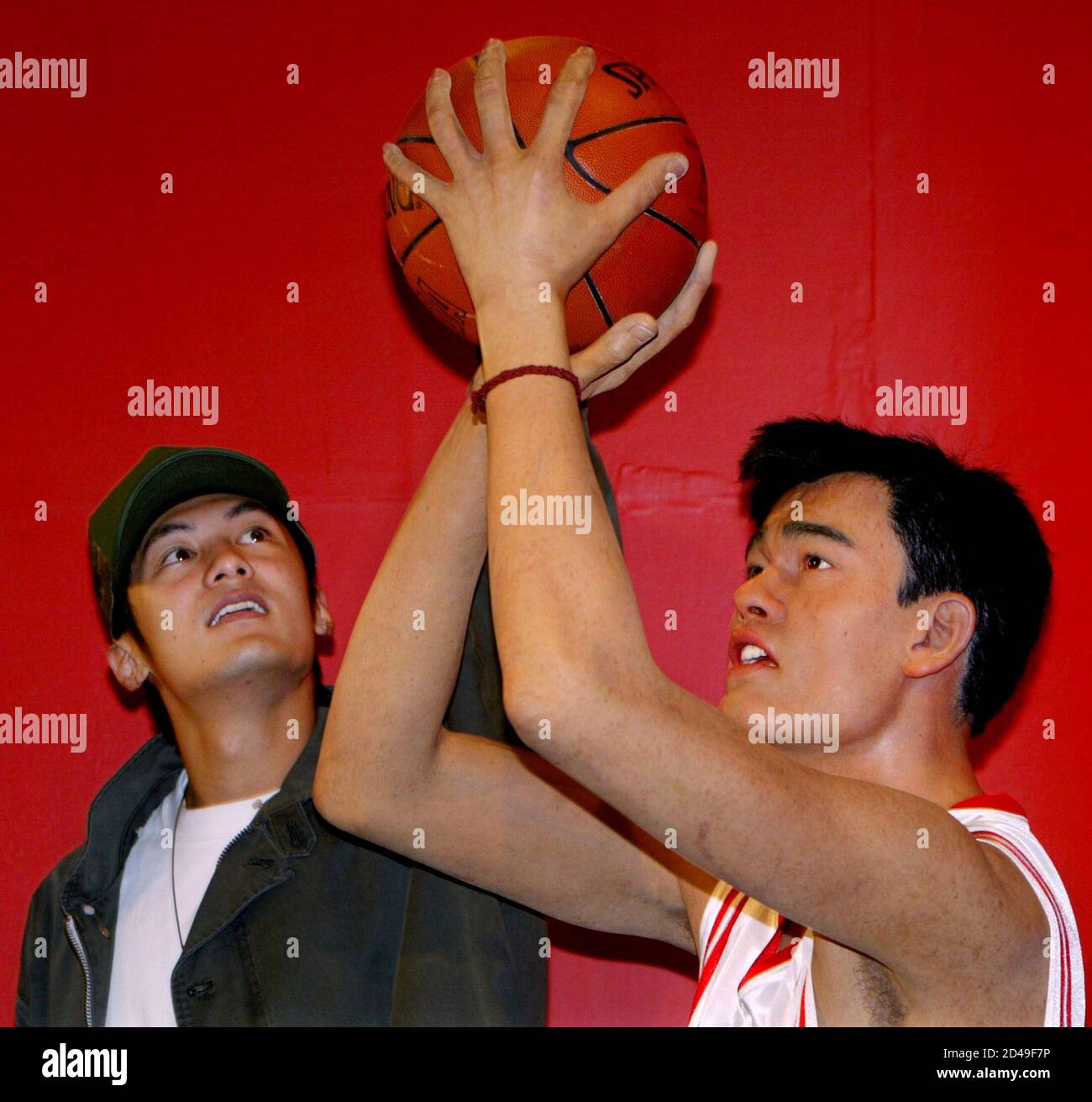 Hong Kong Singer Actor Shawn Yue Poses With The Wax Figure Of Nba Player Yao Ming At Madame Tussauds In Hong Kong September 30 03 Yao Is The First Mainland Chinese Sports Star