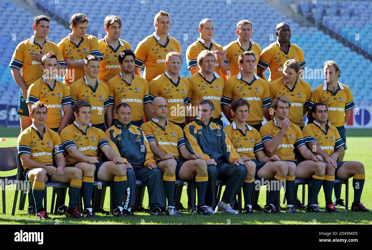 fascisme Jeg regner med Omhyggelig læsning The Australian rugby team pose for a team photo before a team training  session in Sydney June 10, 2005. Australia will play [Samoa] tomorrow night  in Sydney Stock Photo - Alamy
