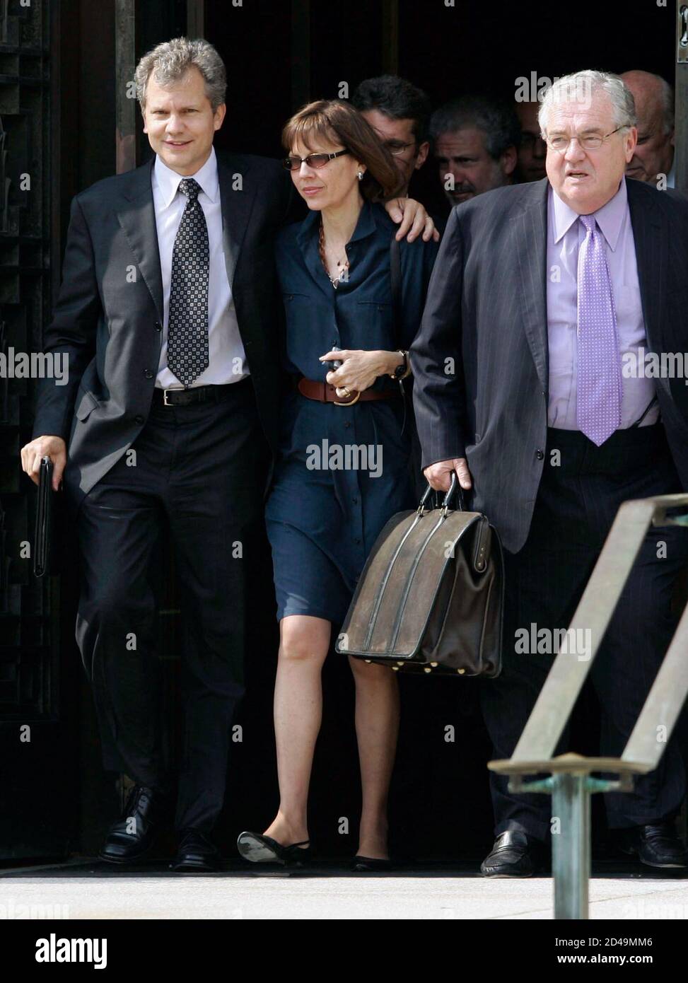 New York Times correspondent Judith Miller (C) walks with members of her legal team from the Federal Court in Washington June 29, 2005. The U.S. Supreme Court on June 27, 2005 rejected an appeal by Miller and Time magazine reporter Matthew Cooper who argued that they should not have to reveal their confidential sources to a grand jury investigating the leak by government officials of a covert CIA operative's name to the news media. REUTERS/Jason Reed  JIR/TC Stock Photo