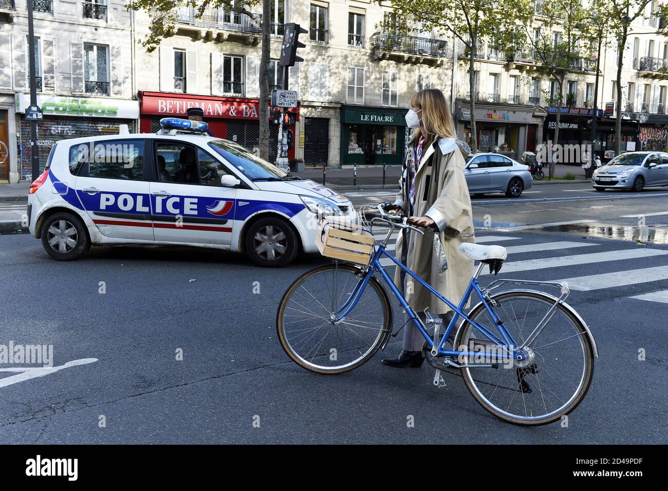 Woman car police paris hi-res stock photography and images - Alamy