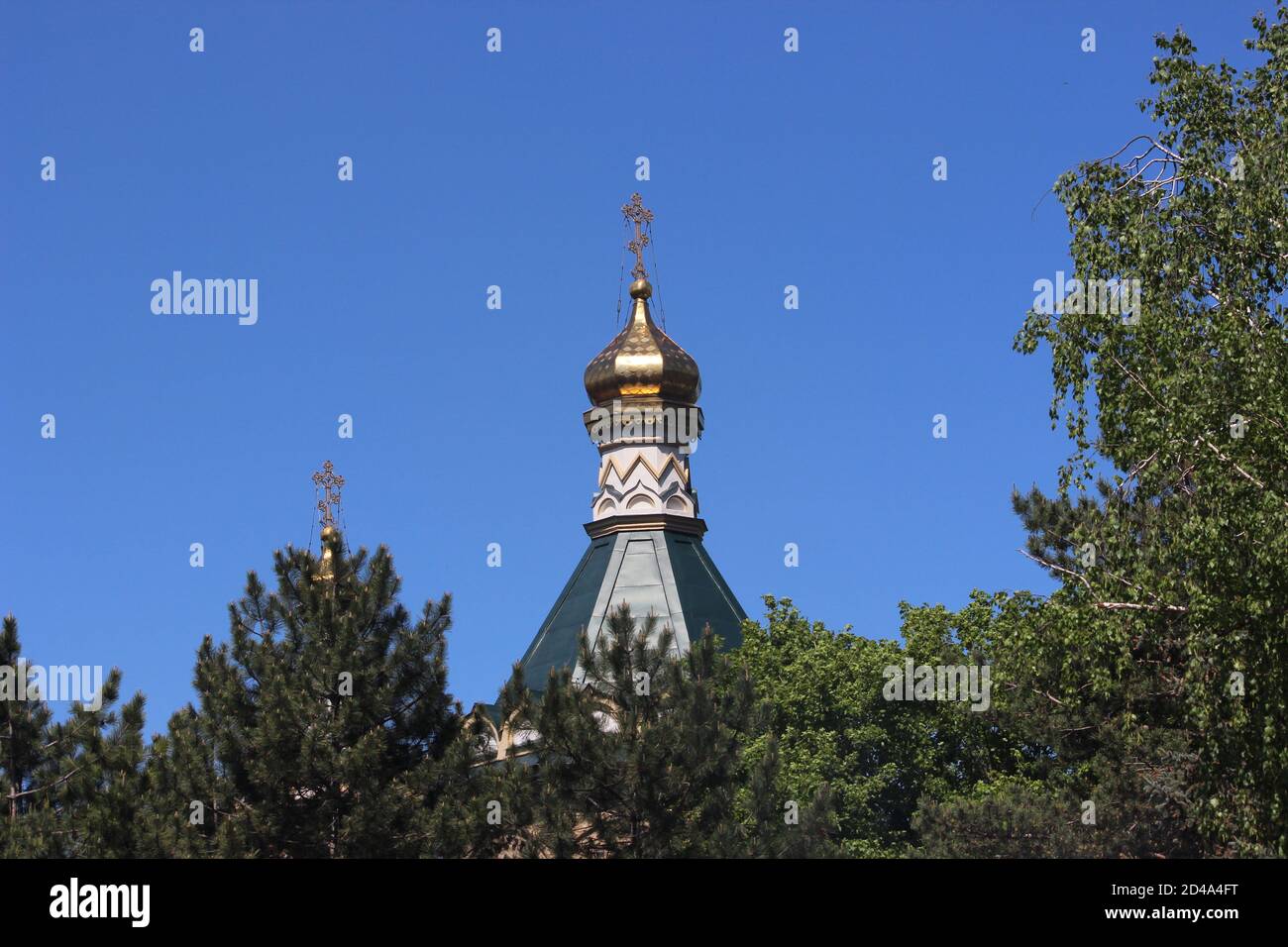 The golden dome of an Orthodox church with a cross Stock Photo - Alamy