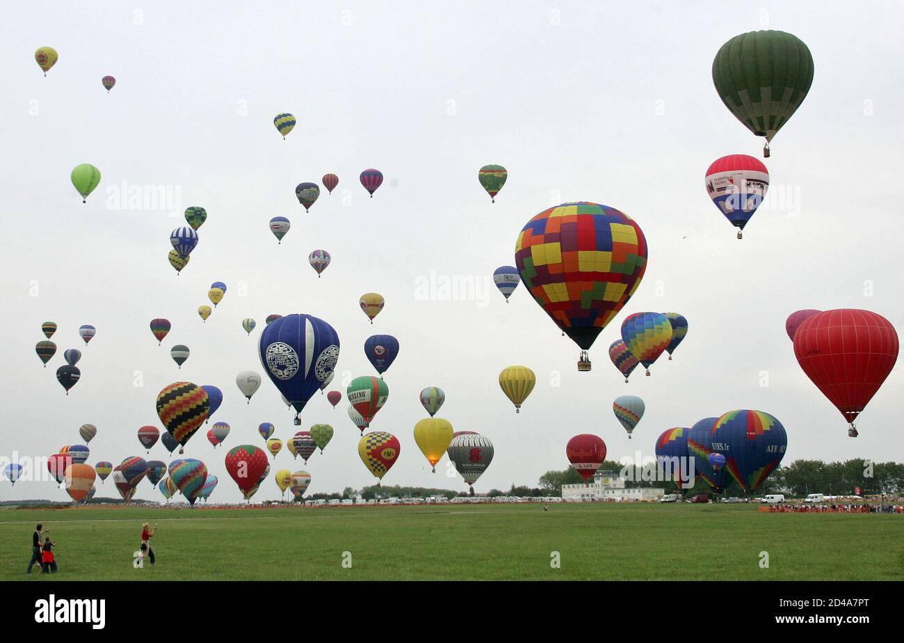 Hot air balloons float during the ninth "Mondial Air Ballons - Lorraine  2005" festival in Chambley in eastern France July 23, 2005. The festival,  which will bring a thousand balloon teams from