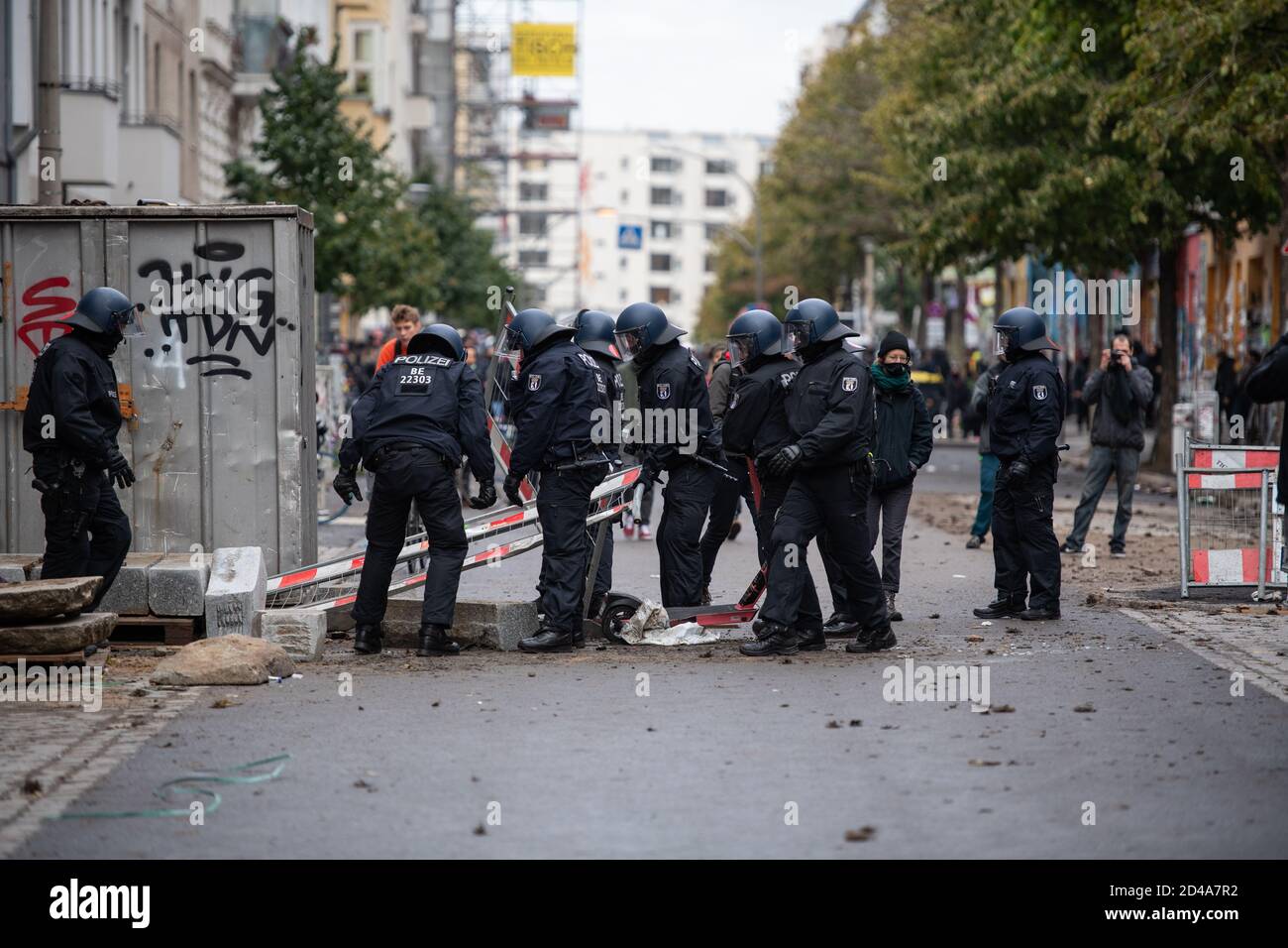 Berlin Germany 09th Oct Police Officers Clear A Barricade Off The Street On The Verge Of Clearing The Occupied House Liebig 34 Credit Christophe Gateau Dpa Alamy Live News Stock Photo Alamy