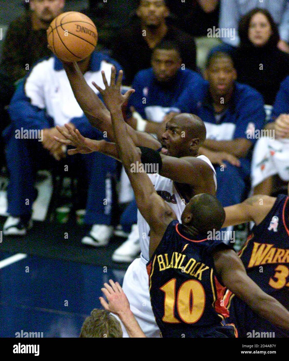 Washington Wizards' Michael Jordan drives past Golden State Warriors' Mookie  Blaylock (10) for a layup in the second quarter of their NBA game at the  MCI Center in Washington November 9, 2001.