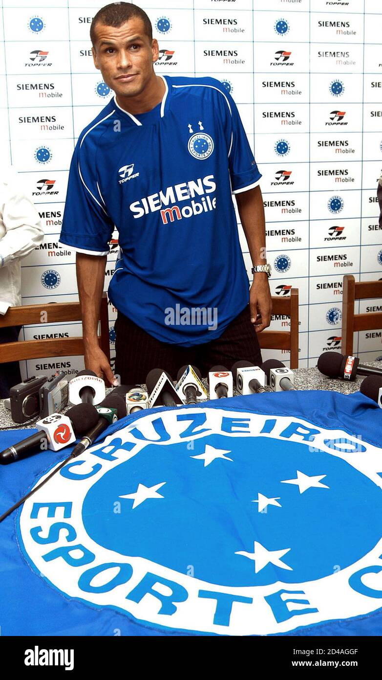 Brazilian soccer star Rivaldo wears a Cruzeiro F.C. jersey at his  presentation to the press at the Toca da Raposa II in Belo Horizonte, in  this January 8, 2004 file photo. Brazilian