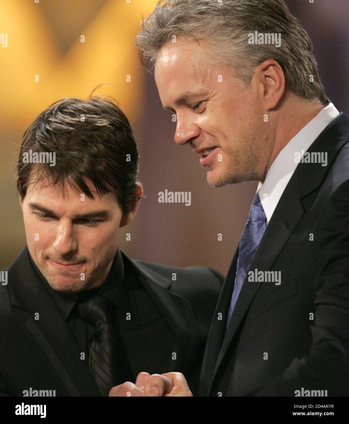 Tom Cruise (L) and Tim Robbins exchange words during the 10th Annual  Critics' Choice Awards at the Wiltern Theater in Los Angeles, California  January 10, 2005. Film reviewers of the U.S. raised