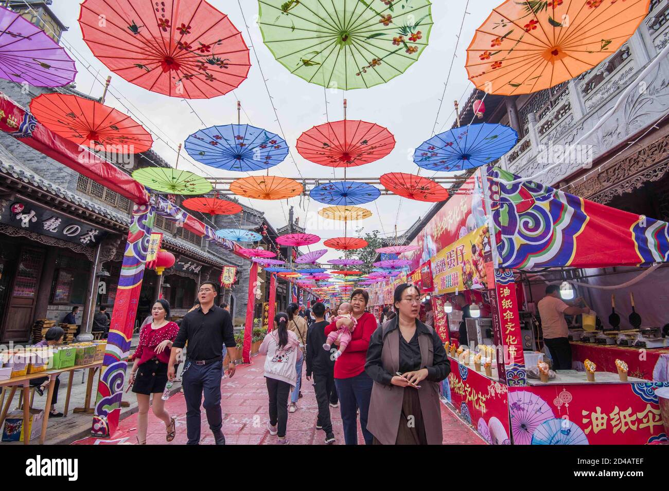 China. 08th Oct, 2020. Over 637 million people go traveliong on the ...