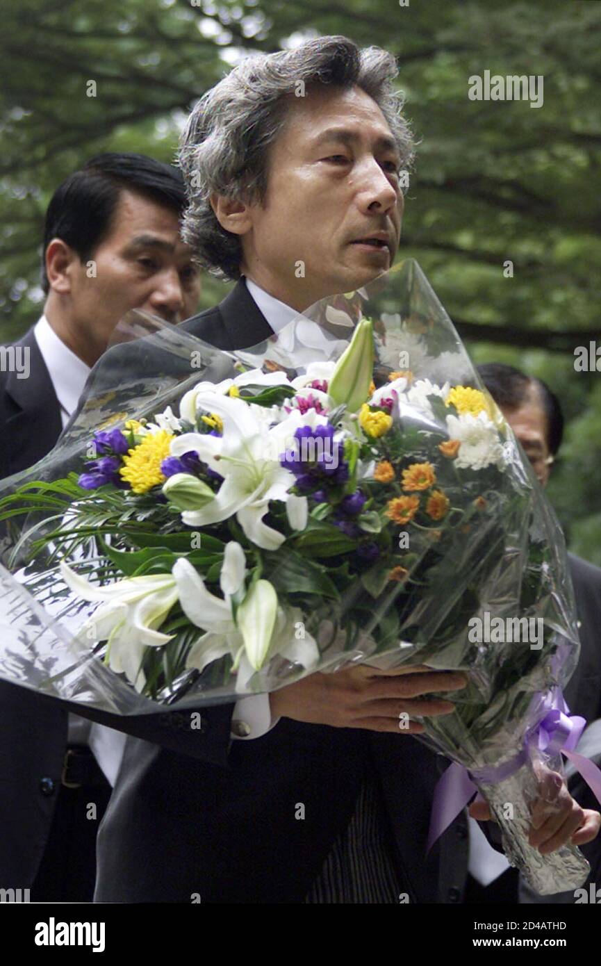 Japanese Prime Minister Junichiro Koizumi holds flowers as he pays silent homage at at Chidorigafuchi National Tomb for Dead Soldiers in Tokyo August 15, 2001, marking the 56th anniversary of the end of World War Two. As controversy still swirled over his visit to a Shinto shrine for war dead, Koizumi began the day of official remembrance at Chidorigafuchi, where ashes symbolising nearly 350,000 unknown Japanese soldiers who lost their lives in the war are interred in a box-shaped urn.  ES/PB Stock Photo