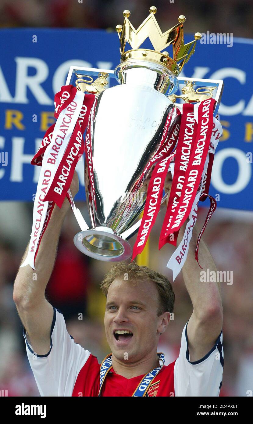 Arsenal S Dennis Bergkamp Holds The Fa English Premier League Trophy After Their Match Against Everton At Highbury May 11 02 Arsenal Won The Double For The Second Time After Defeating Chelsea In Arsenal S Dennis Bergkamp Holds The Fa English Premier League Trophy After Their Match Against Everton At Highbury May 11 02 Arsenal Won The Double For The Second Time After Defeating Chelsea In