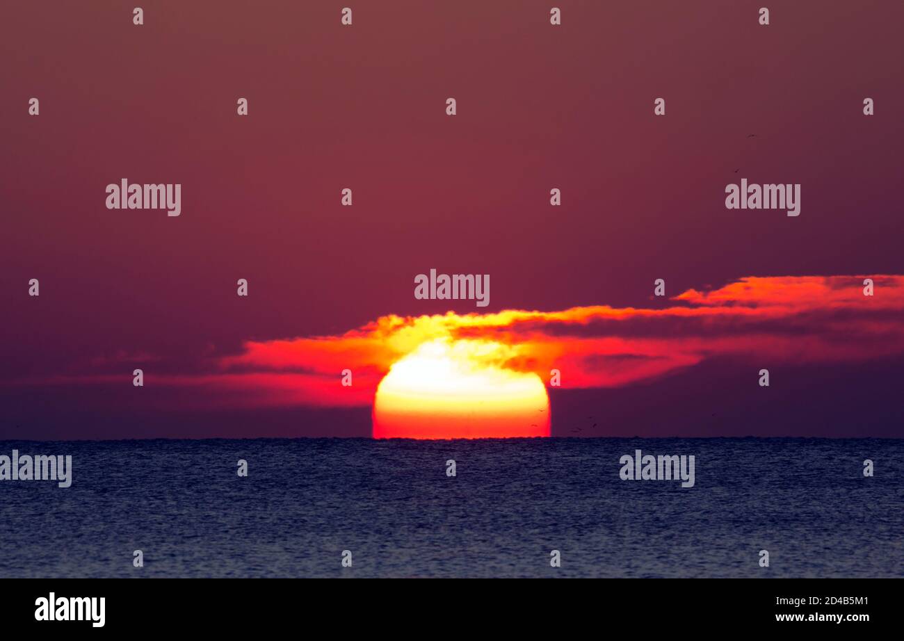Big sun sunrise hi-res stock photography and images - Alamy