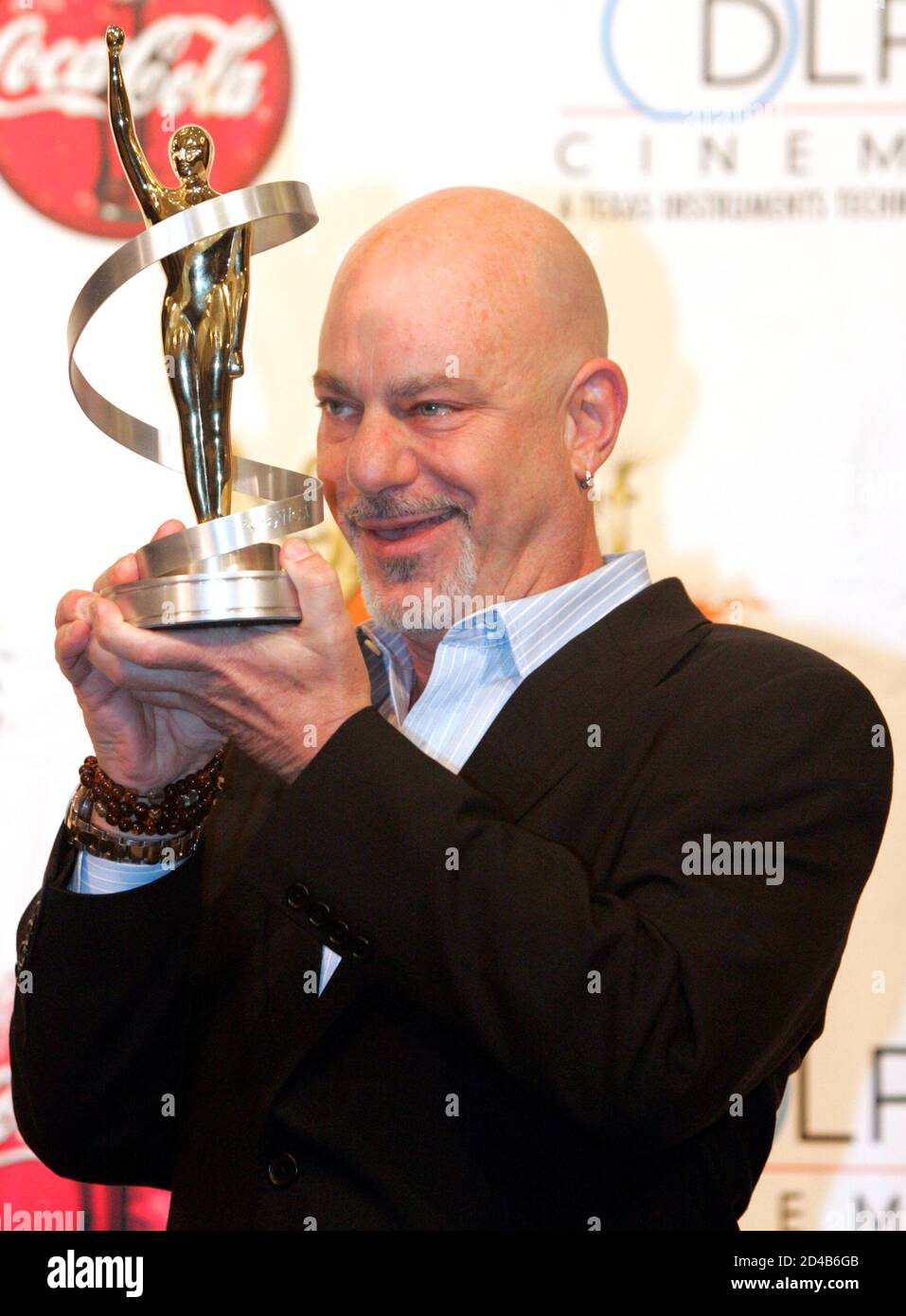 Director Rob Cohen holds the Director of the Year award at the Paris Las Vegas hotel during ShoWest, the official convention of the National Association of Theatre Owners, March 17, 2005, in Las Vegas, Nevada. REUTERS/Ethan Miller  EM/MA Stock Photo