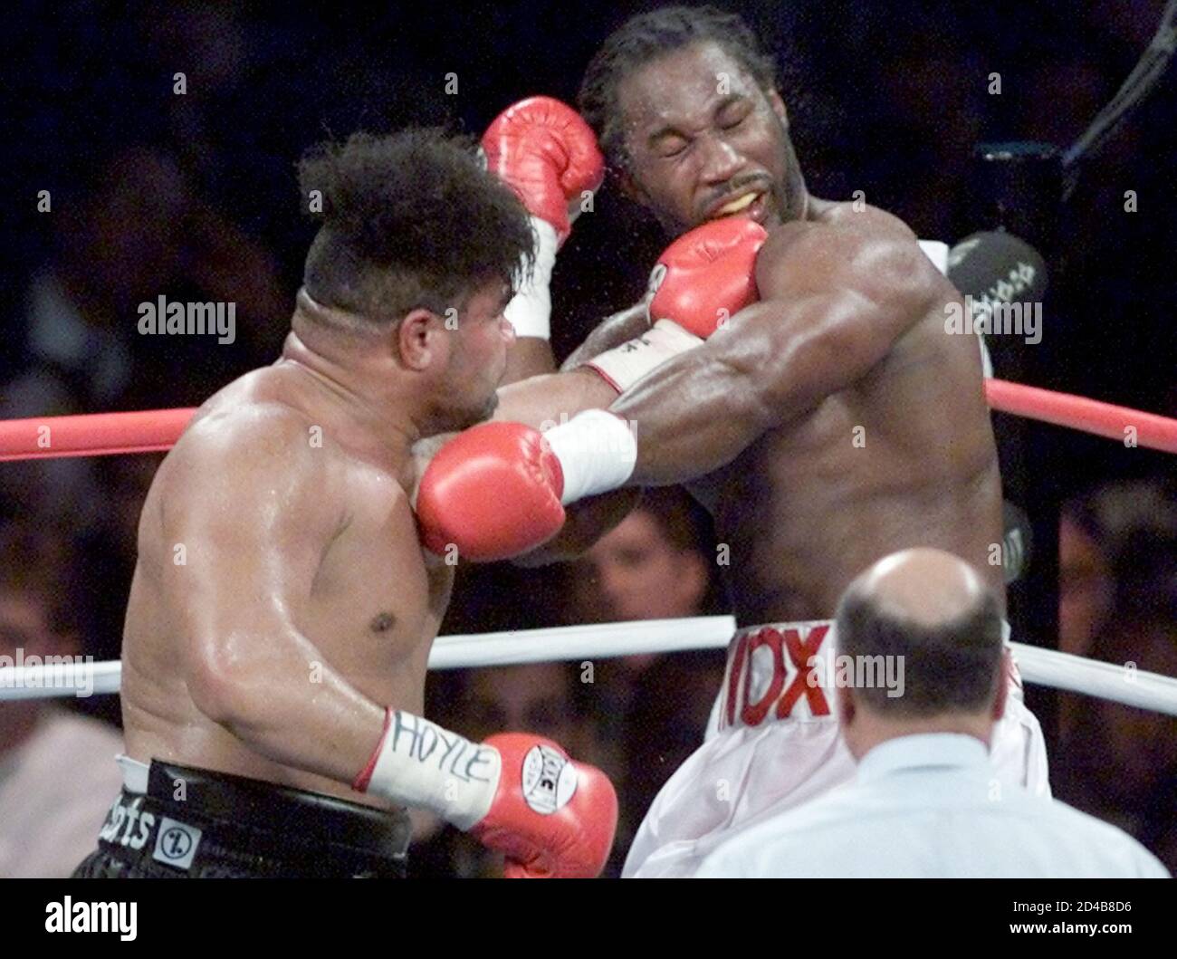 David Tua L Of Auckland New Zealand s Heavyweight Champion Lennox Lewis Of London England In The 11th Round Of Their Wbc Ibf Title Fight November 11 00 At The Mandalay Bay Events David Tua L Of Auckland New Zealand s Heavyweight Champion Lennox Lewis Of London England In The 11th Round Of Their Wbc Ibf Title Fight November 11 00 At The Mandalay Bay Events