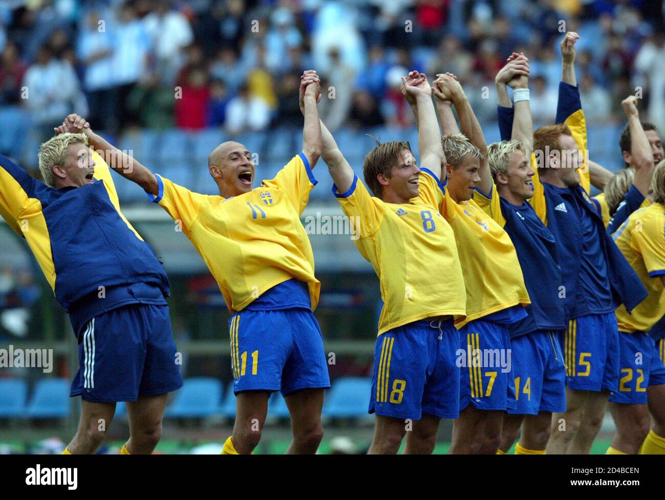 Sweden S L R Goalkeeper Magnus Kihlstedt Henrik Larsson Anders Svensson Niclas Alexandersson Erik Edman Michael Svensson And Andreas Andersson Celebrate After Their Group F Match Against Argentina At The World Cup Finals In