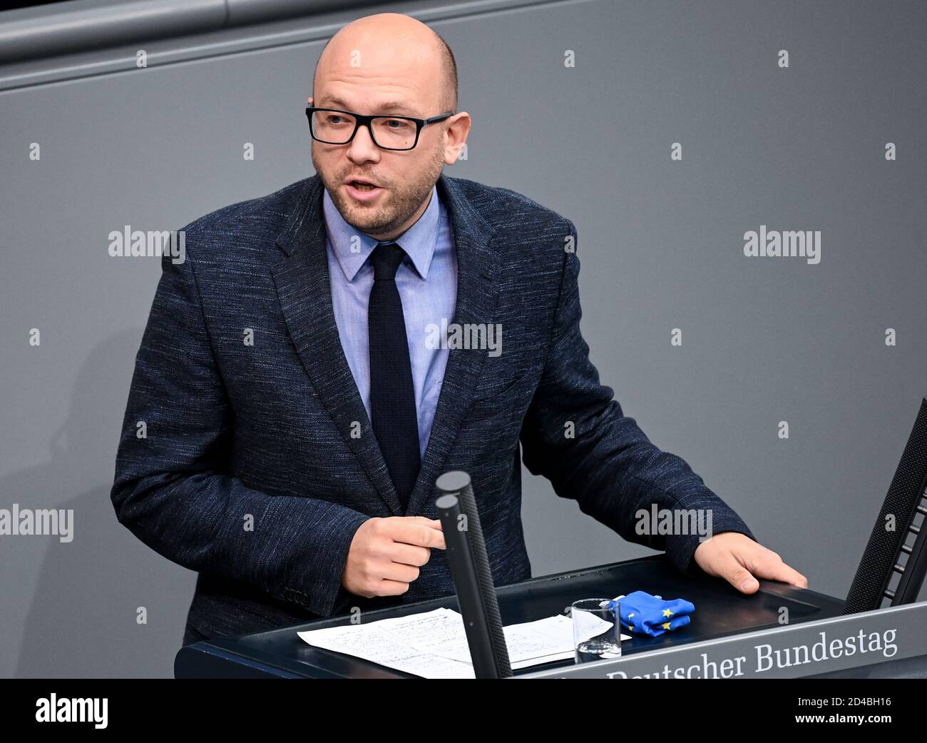 Berlin, Germany. 09th Oct, 2020. Manuel Sarrazin (Bündnis 90/Die Grünen) speaks to the members of the Bundestag. They will debate the victims of the German wars of annihilation and a vote on the reform of family reunification in the EU. Credit: Britta Pedersen/dpa-Zentralbild/dpa/Alamy Live News Stock Photo