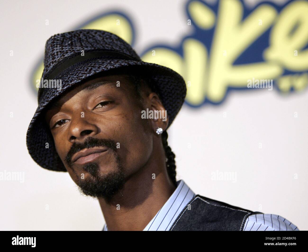 Show host Snoop Dogg arrives for the Spike TV Video Game Awards in Santa  Monica, California December 14, 2004. The awards honor the best video games  in 24 categories Stock Photo - Alamy