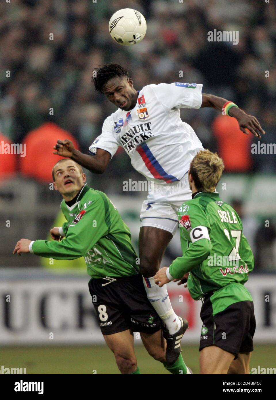 Olympique Lyon S Mahamadou Diarra C Challenges David Hellebuyk L And Johan Sable R Of Saint Etienne During Their French Ligue 1 Soccer Match At The Gerland Stadium In Lyon February 26 04 Stock