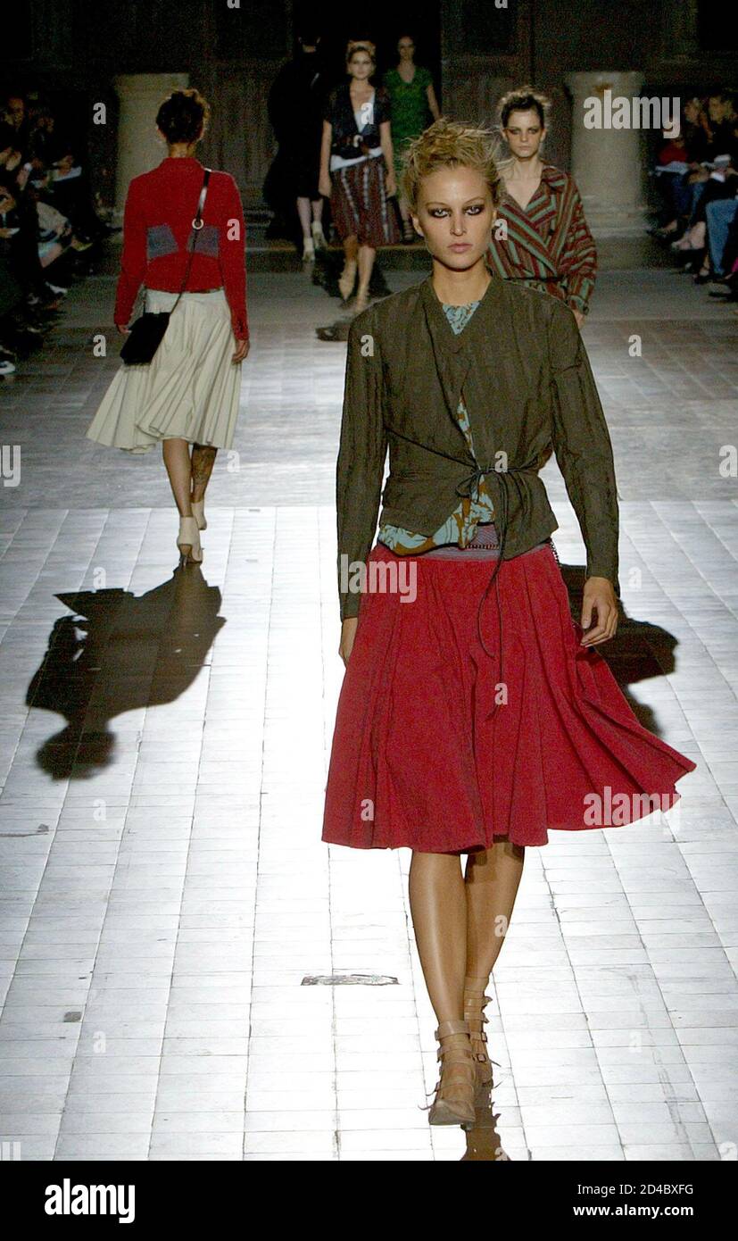 Models present creations by Belgian designer Dries Van Noten at his  Spring/Summer 2003 ready-to-wear fashion show in Paris, October 4, 2002.  The Paris fashion shows run until October 11 Stock Photo - Alamy