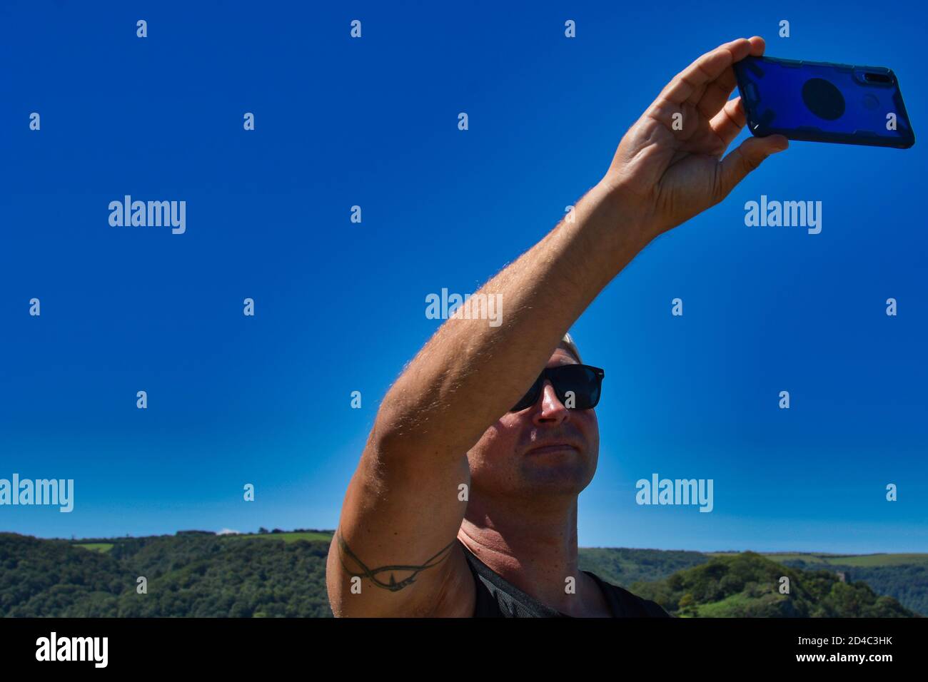 Man taking smartphone selfie hi-res stock photography and images - Alamy
