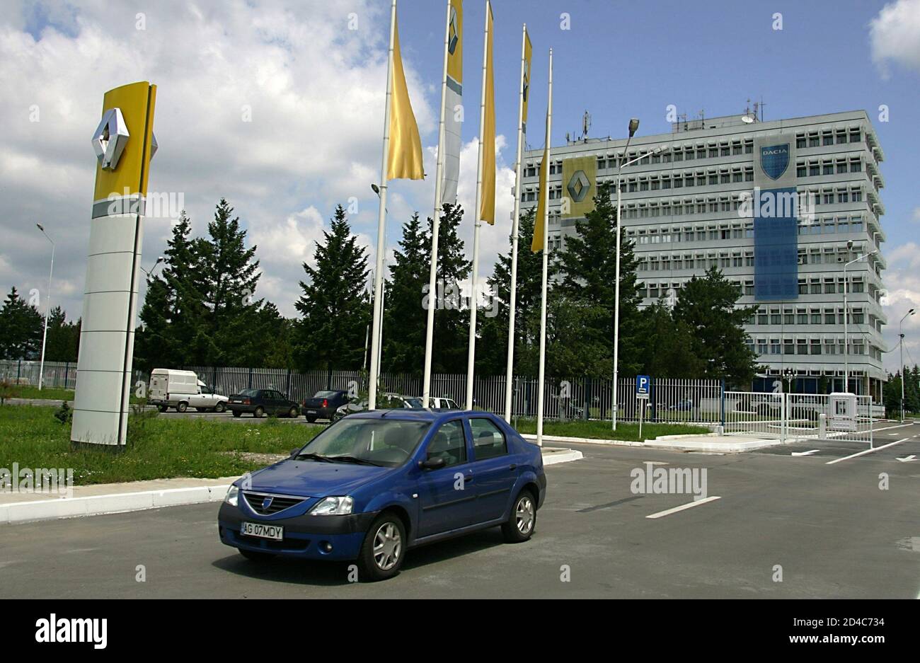 Page 2 Dacia Logan Car High Resolution Stock Photography And Images Alamy