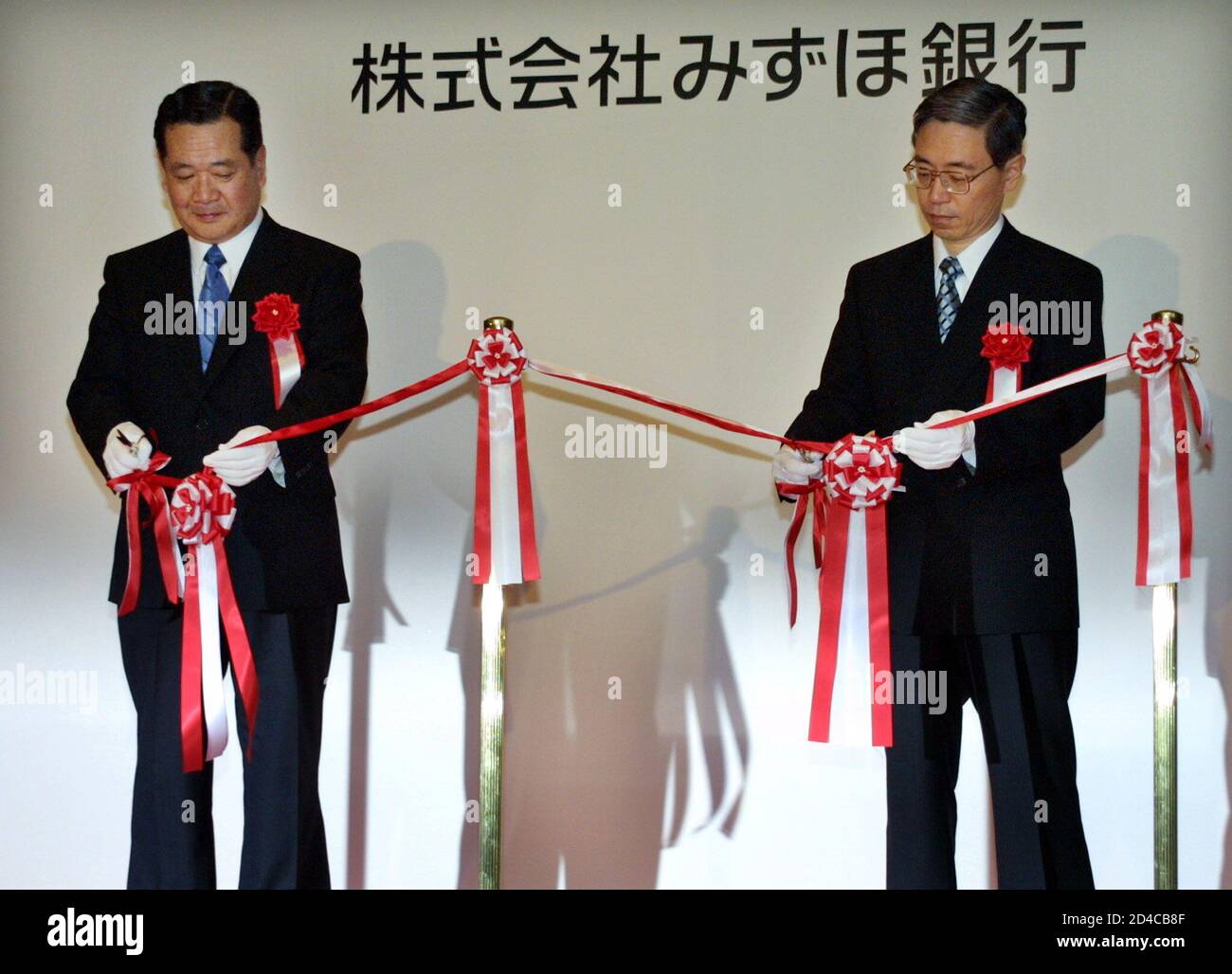 Mizuho Bank President Kudo And Mizuho Holdings President Maeda Perform Ribbon Cutting Ceremony At Inauguration In Tokyo Mizuho Bank President And Ceo Tadashi Kudo L And Mizuho Holdings Inc President And Ceo Terunobu