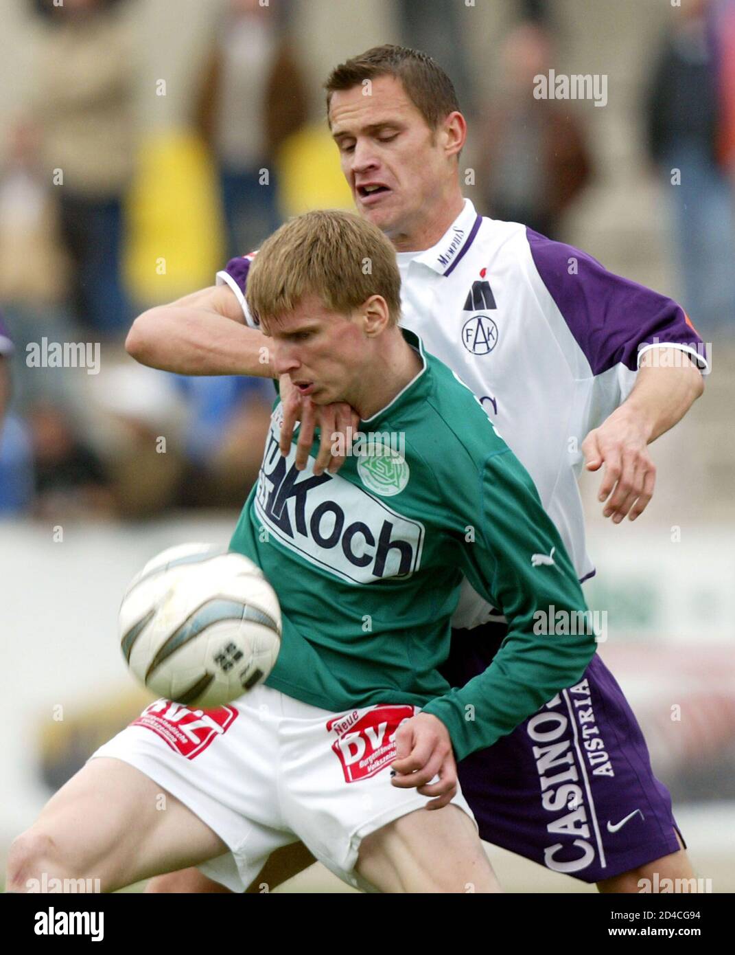 Im oesterreichischen Fussballcup-Viertelfinale spielt heute, am 10. April  2004, in Mattersburg SV Mattersburg gegen Austria Wien. Im Bild kaempfen  der Mattersburger Michael Moerz (L) und der Austriaspieler Ernst Dospel um  den Ball.