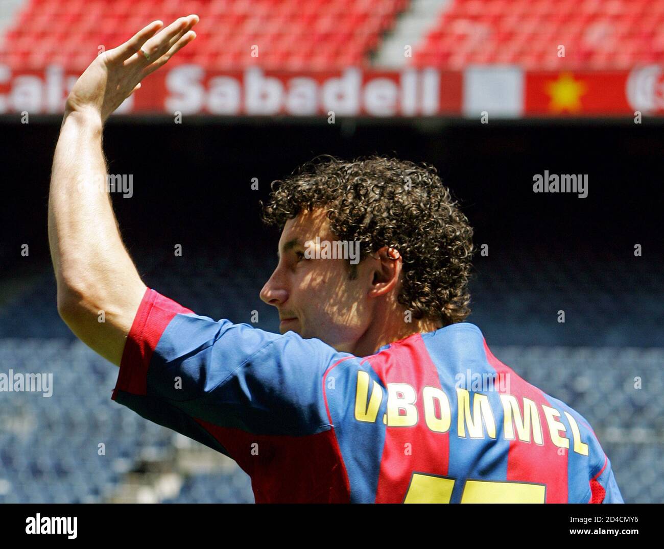 FC Barcelona's newly signed Dutch soccer player Van Bommel poses with the  FC Barcelona's President LaPorta in Barcelona. FC Barcelona's newly signed  Dutch soccer player Mark Van Bommel (R) poses with the