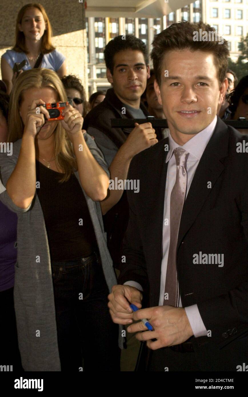 Mark wahlberg planet apes 2001 hi-res stock photography and images - Alamy