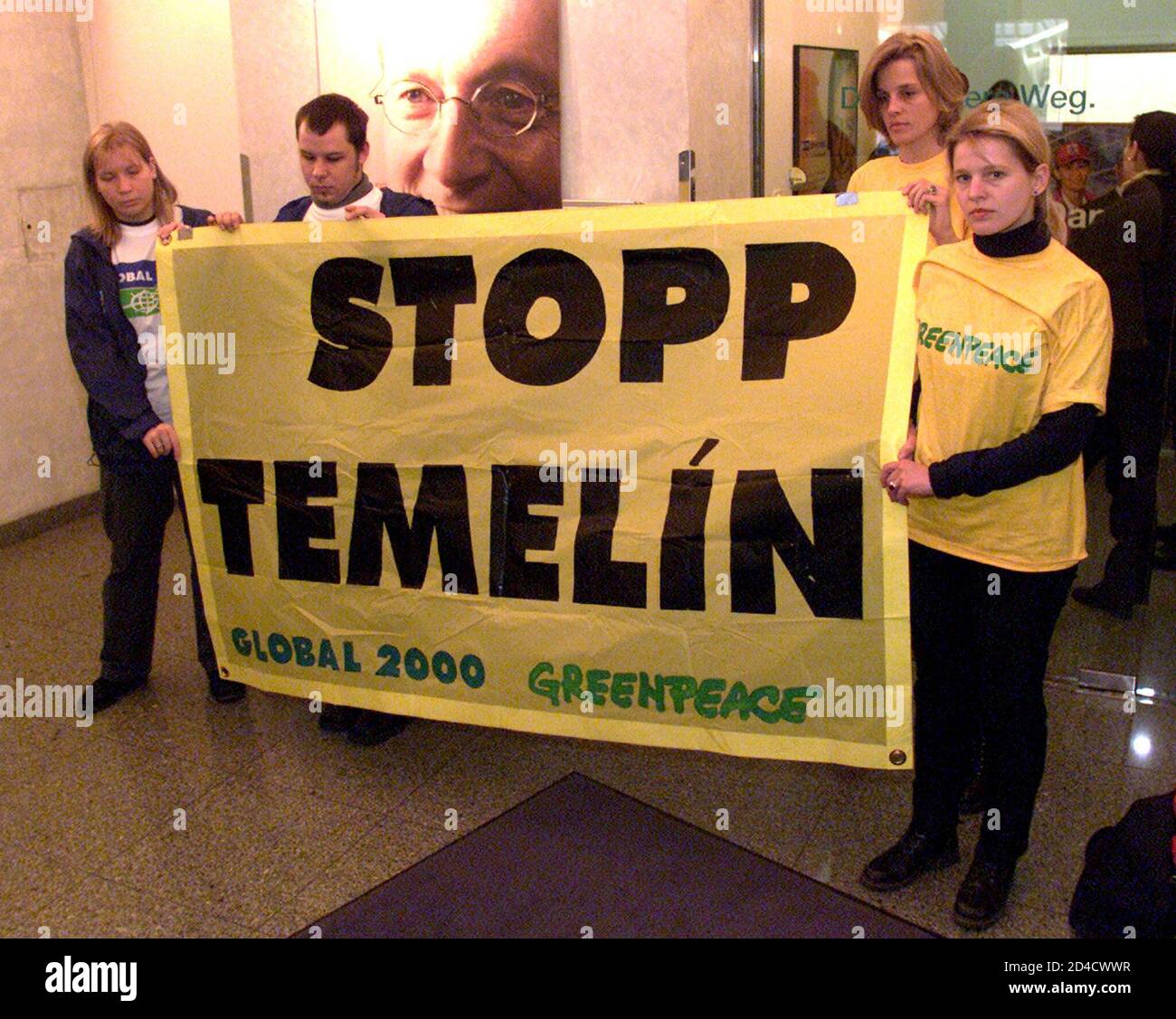 Rund 25 Aktivisten von Greenpeace und Global 2000 haben heute, am 19. November 2001, die Wiener OeVP-Zentrale besetzt. Die Atomgegner verlangen von Bundeskanzler Schuessel eine schriftliche Garantie, dass das Energiekapitel mit der Tschechischen Republik nicht abgeschlossen wird, solange das AKW Temelin nicht sicher ist. REUTERS/Leonhard Foeger REUTERS  HP/ Stock Photo