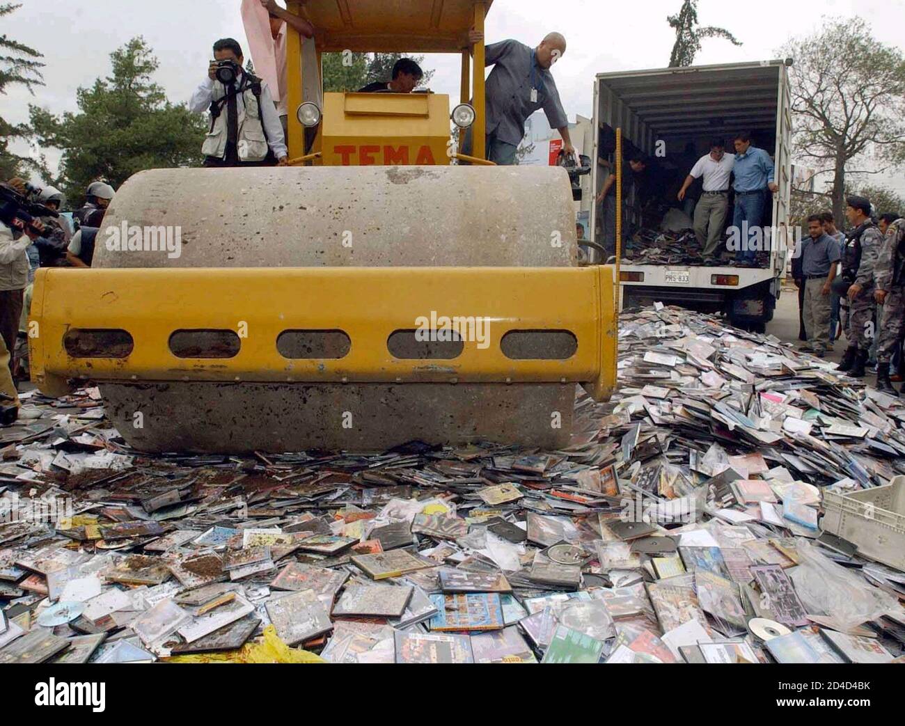 Video games piracy hi-res stock photography and images - Alamy