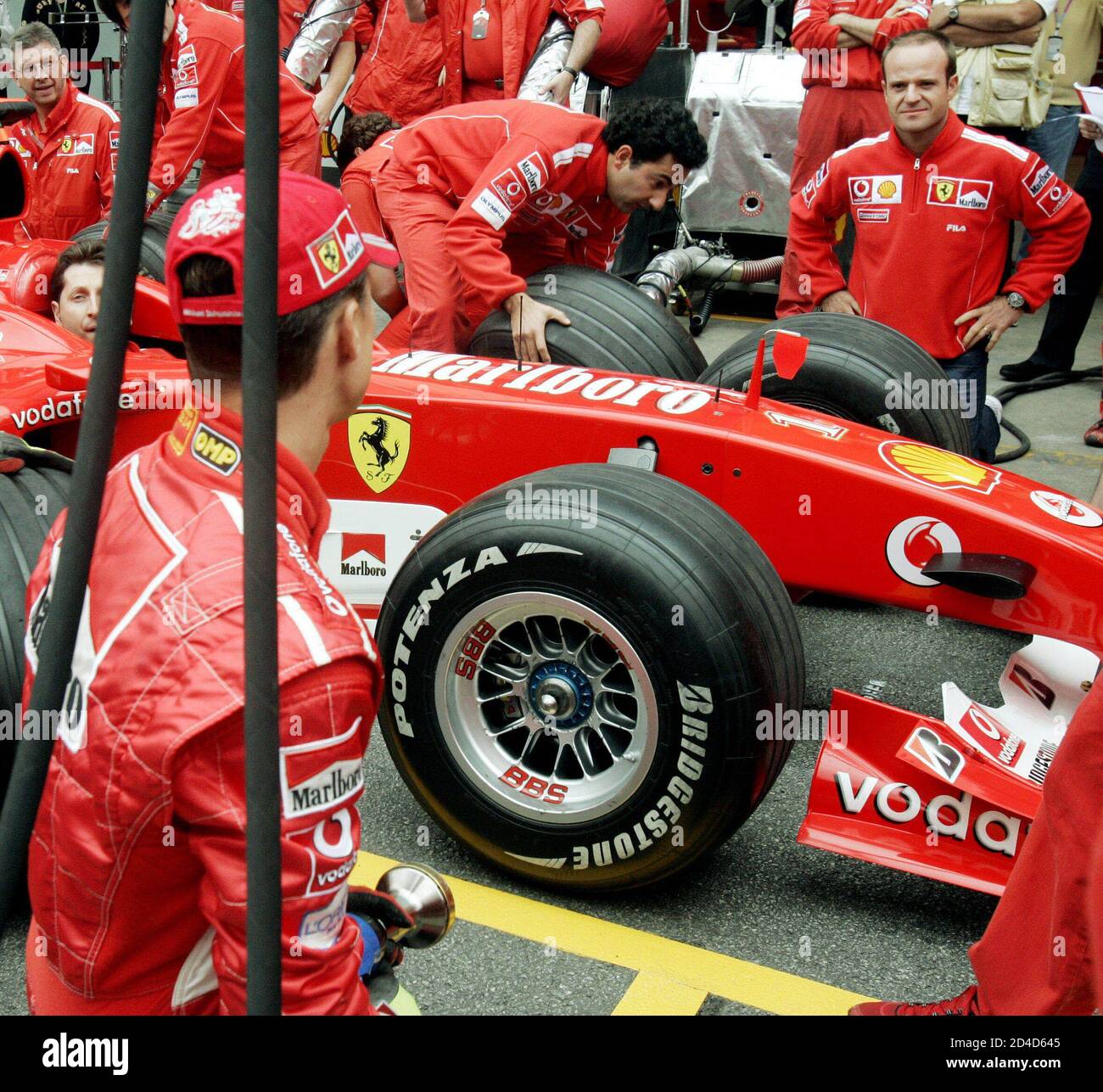 Changing car tires hires stock photography and images Alamy