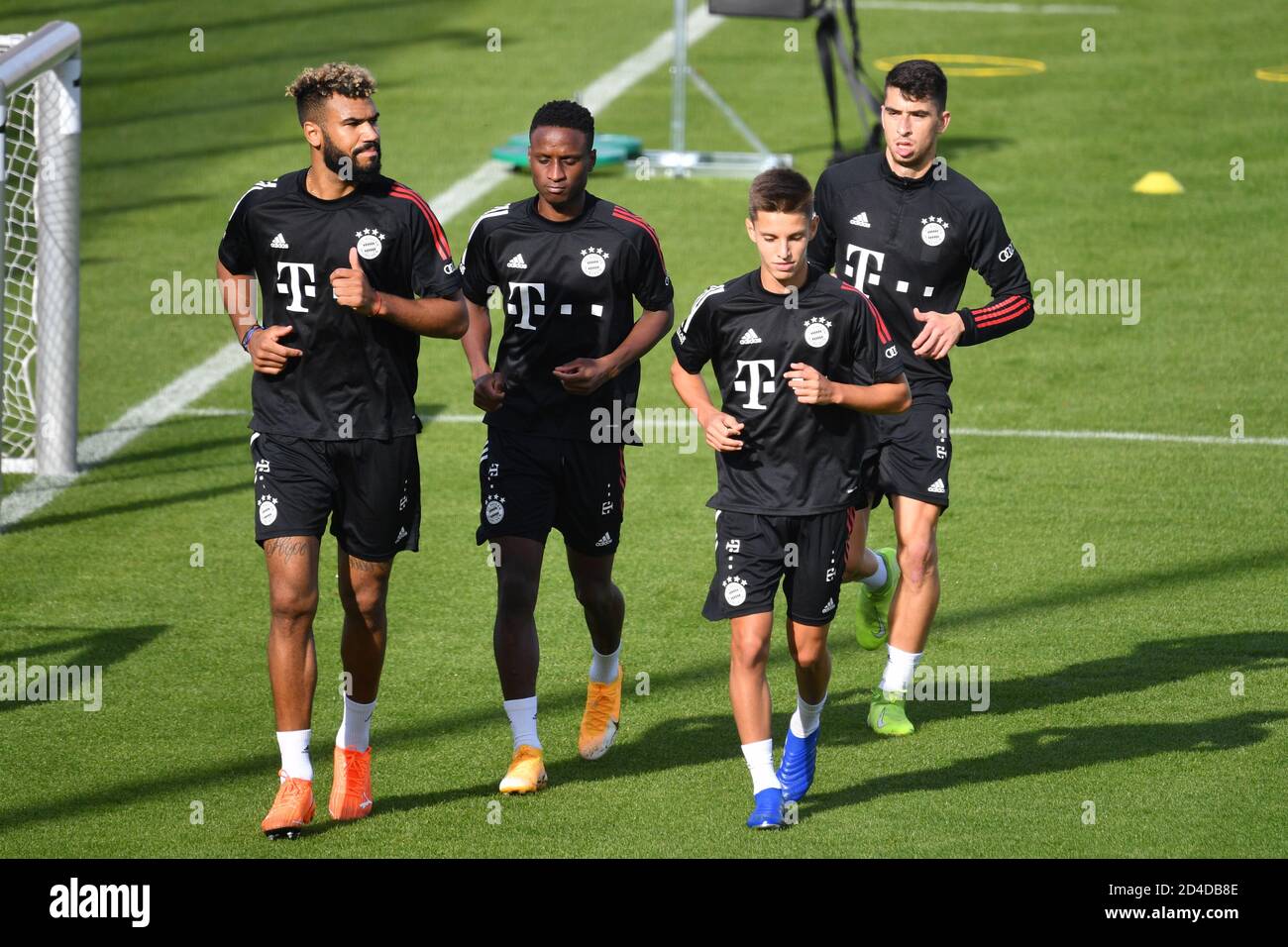 from left: Eric Maxim Choupo-Moting (FC Bayern Munich), Bouna Sarr (FC  Bayern Munich), Tiago DANTAS (FC Bayern Munich), Marc ROCA (FC Bayern  Munich). FC Bayern Munich. Training on Saebener Strasse. Soccer 1.