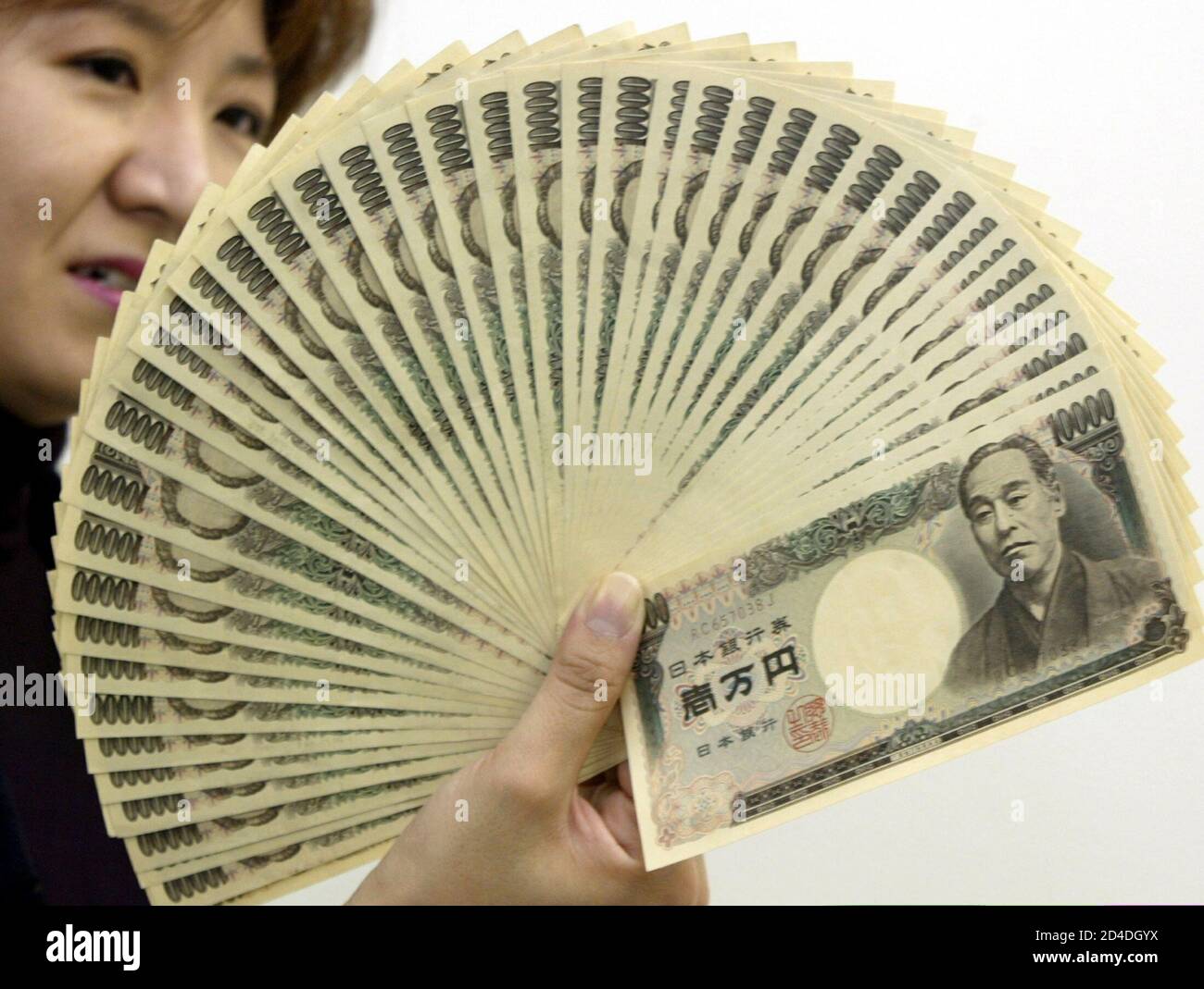 40 000 Yens En Euros Japan's 10,000 yen ($91) notes are shown in Tokyo October 9, 2003. [The  dollar skidded to a three-year low against the yen and 3-1/2 month low  versus the euro on Thursday amid