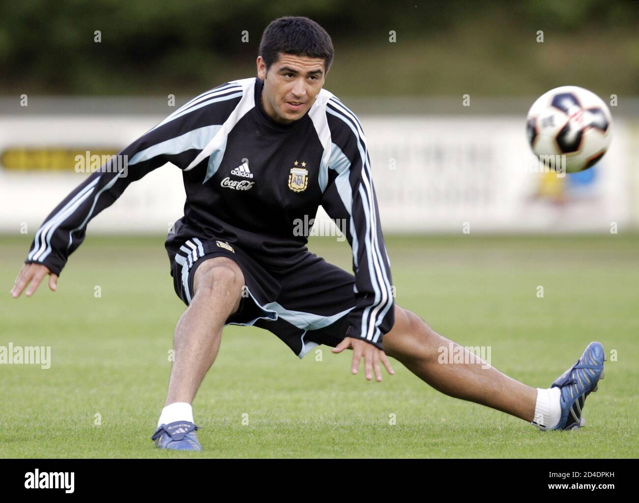 Argentina's Juan Roman Riquelme kicks the ball during a training session in  Troisdorf, June 14, 2005. Argentina will play the Confederations Cup in  Germany from June 15 to 29. REUTERS/Marcos Brindicci MBH/AA