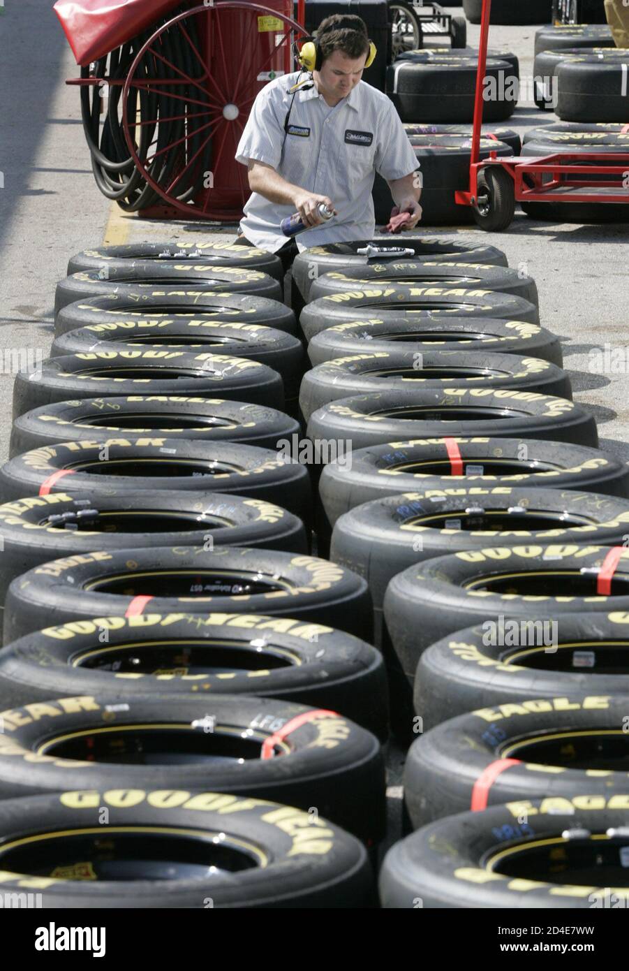 Lug nuts hires stock photography and images Alamy