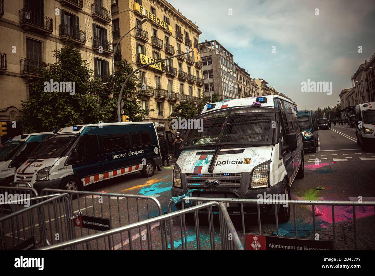 Barcelona, Spain. 9th Oct, 2020. Vans of the Catalan police have been hit by colored powder as separatists protest the presence of King Felipe VI of Spain in the city attending an award ceremony at the Barcelona New Economy Week Credit: Matthias Oesterle/Alamy Live News Stock Photo