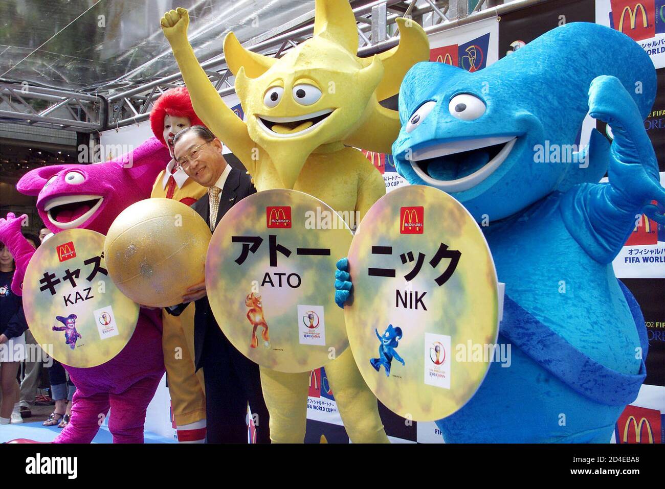 The 02 Fifa World Cup Korea Japan Official Mascots Wave With The Japan Organising Committee General Secretary Yasuhiko Endoh As Their Names Are Announced L R Kaz Ato And Nik In Tokyo April 26
