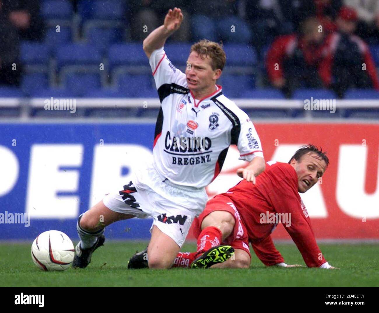 In der Fussball-Bundesliga spielte am Samstag, dem 13. April 2002 Bregenz  gegen den GAK. Im Bild Erik Regtop und Dieter Ramusch. Der GAK gewann das  Spiel mit 4-1. REUTERS/Miro Kuzmanovic REUTERS LF