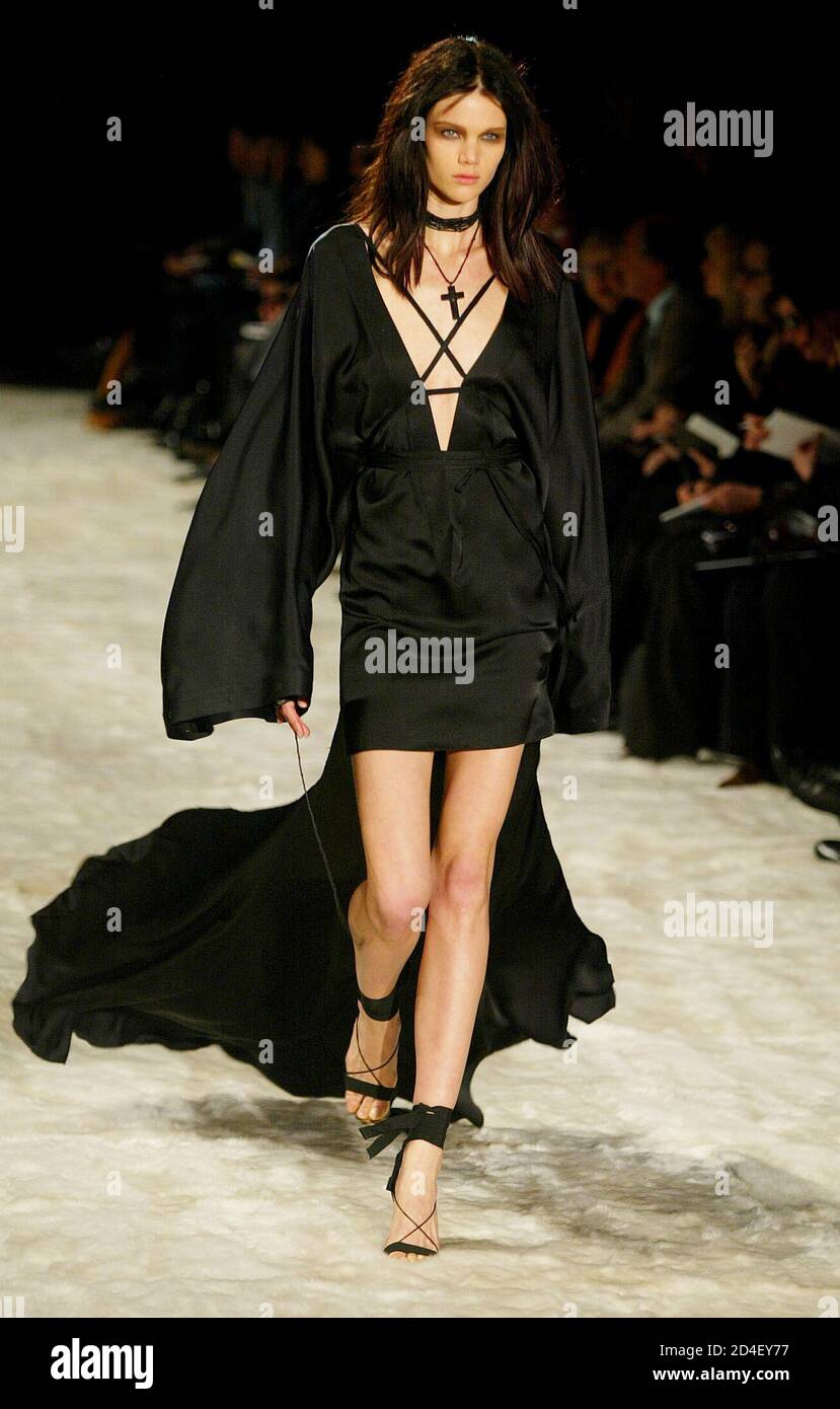 Let op parallel levering A model displays an outfit as part of Gucci's Autumn/Winter 2002/03  collection at Milan's fashion week March 2, 2002. Milan's fashion shows  will run until March 5 Stock Photo - Alamy
