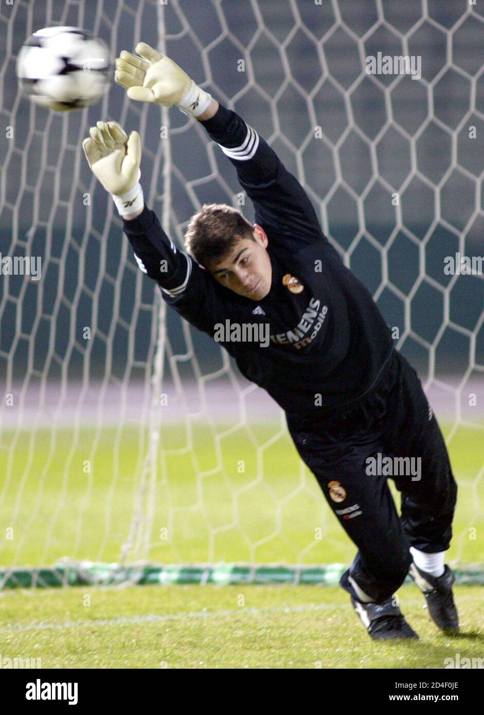 præmie by Dam Real Madrid goalkeeper Iker Casillas works out in preparation for the World  Club Championships final in Kawasaki, December 1, 2002. Real Madrid will  face South American champion Olimpia from Paraguay at Yokohama