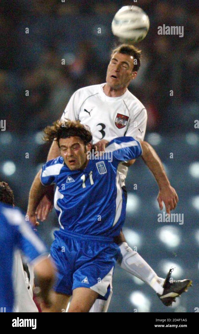 Oesterreich und Griechenland trennten sich heute, am 26. Maerz 2003, in ihrem Freundschaftsspiel 2:2. Im Bild der spaeter schwer verletzte Anton Ehmann im Kopfballduell mit Zissis Vrizas. REUTERS/Robert Zolles REUTERS  RZ/ Stock Photo