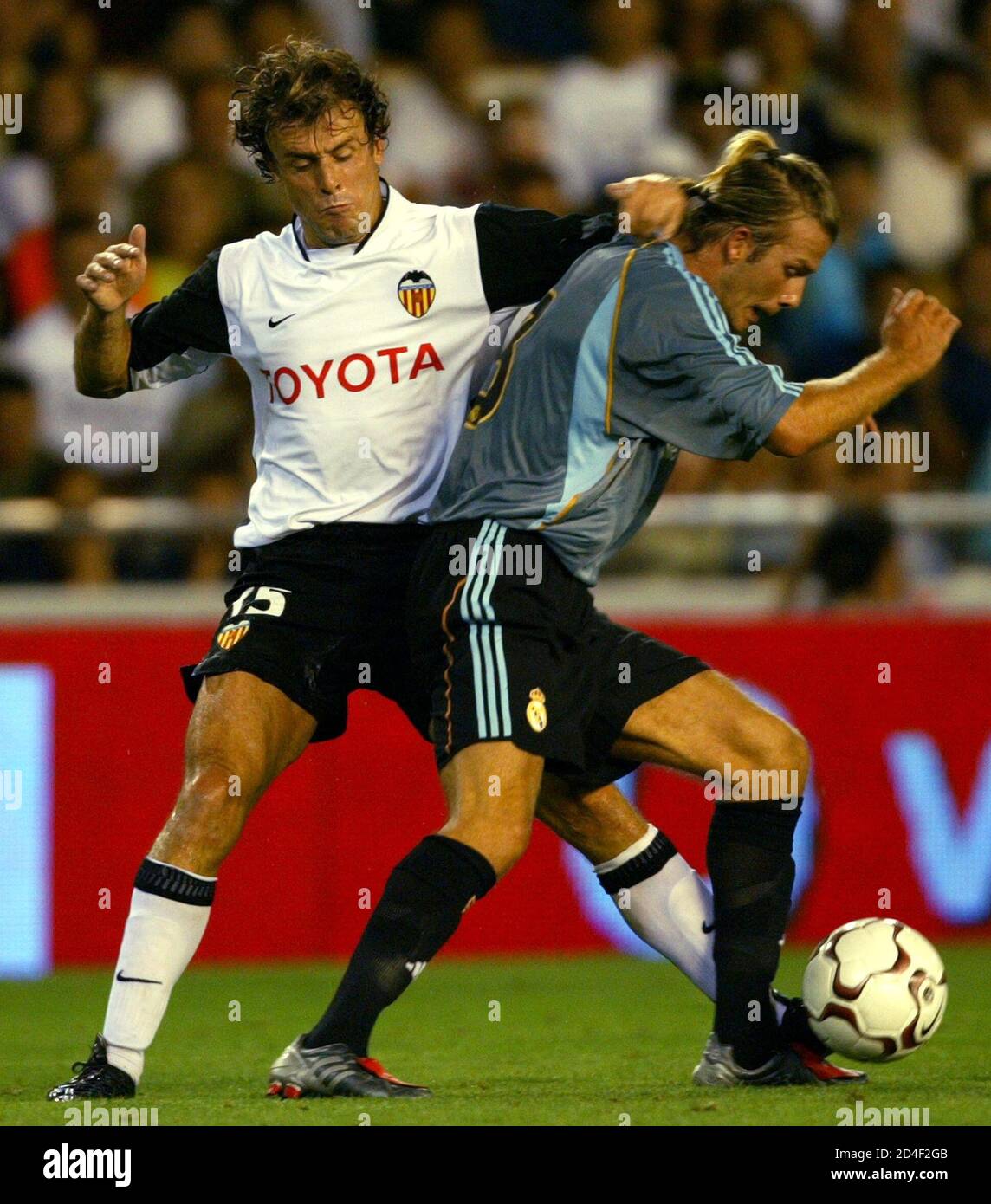 Real Madrid S David Beckham Struggles For The Ball With Valencia S Italian Amedeo Carboni L During Their Naranja Trophy Soccer Match Against Valencia August 17 03 Reuters Desmond Boylan Db Stock Photo Alamy