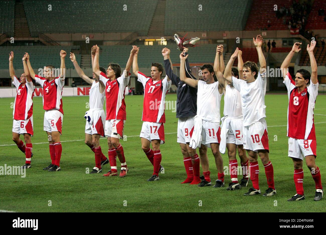 In der WM-Qualifikation gewann heute, am 8. September 2004, in Wien  Oesterreich gegen Aserbaidschan 2-0. Im Bild die Mannschaft nach dem Spiel.  REUTERS/Robert Zolles REUTERS RZ Stock Photo - Alamy