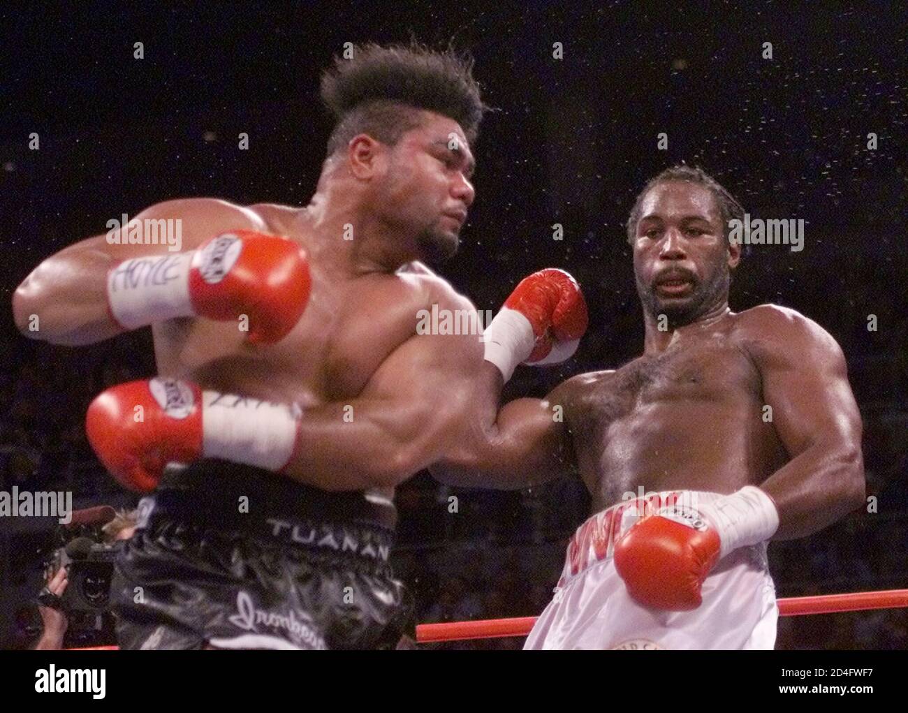Lennox Lewis Of London England R Ducks A Left From David Tua Of Auckland New Zealand During Their Wbc Ibf Heavyweight Championship Fight November 11 00 At The Mandalay Bay Events Center In Lennox Lewis Of London England R Ducks A Left From David Tua Of Auckland New Zealand During Their Wbc Ibf Heavyweight Championship Fight November 11 00 At The Mandalay Bay Events Center In