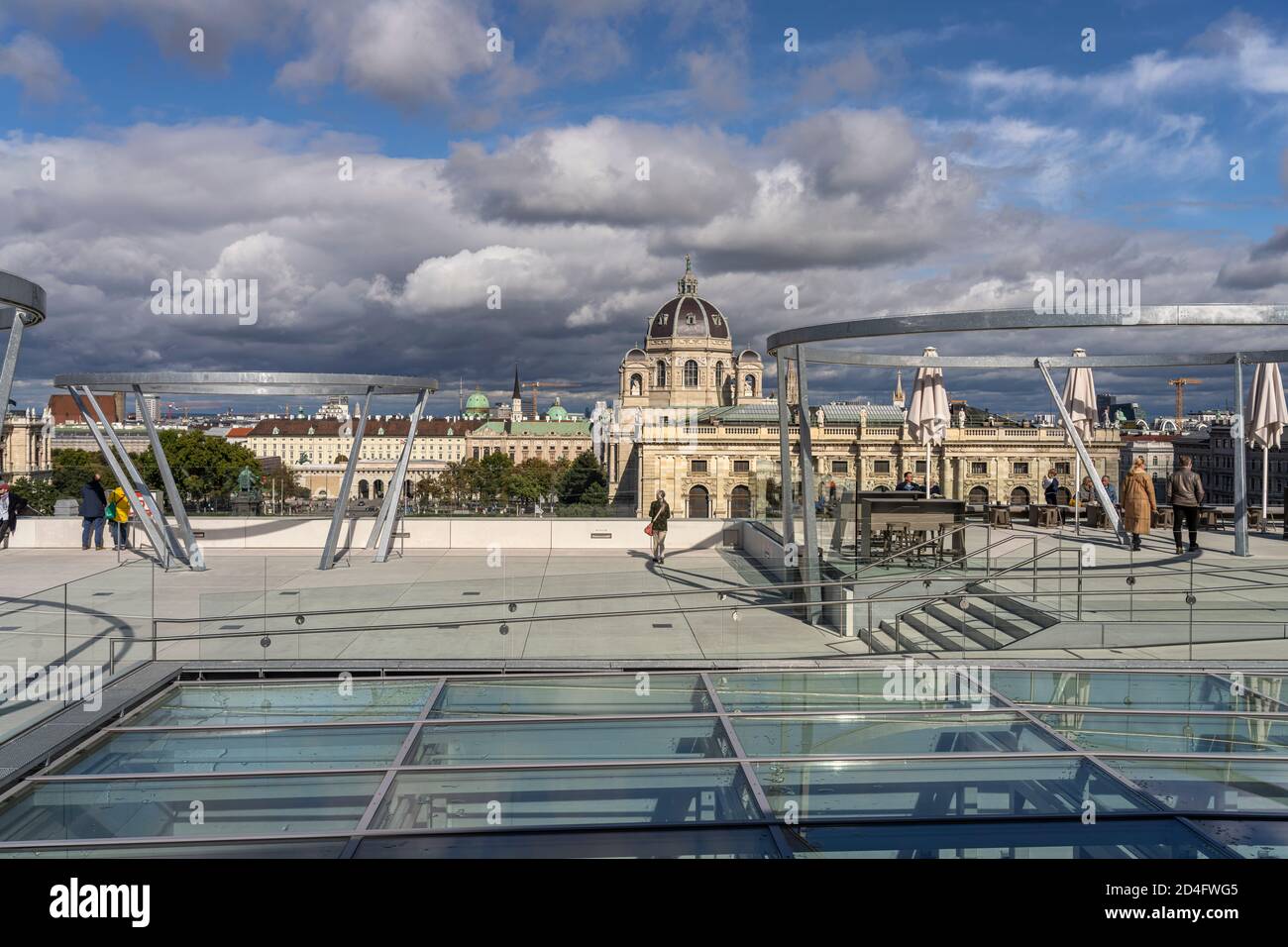 Die MQ Libelle auf dem Dach des Leopold Museums mit Blick auf das  Kunsthistorische Museum,  MuseumsQuartier MQ in Wien, Österreich, Europa  |  MQ Lib Stock Photo