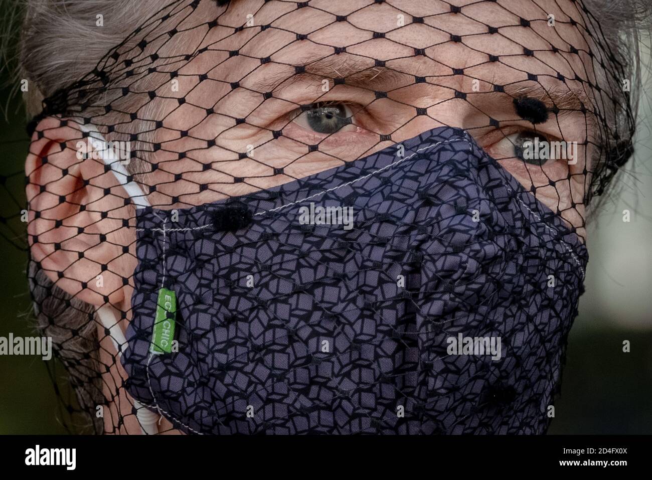 London Fashion Week. Designers, fashionistas, bloggers and fashion students arrive in Covent Garden. London, UK. Stock Photo